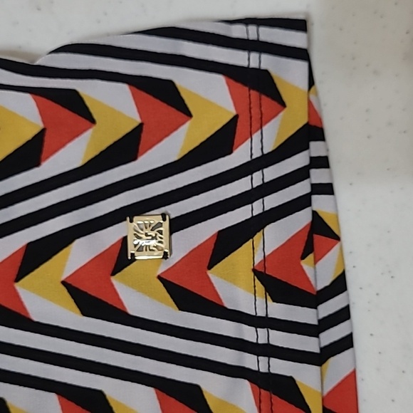 Anne Klein sleeveless top with a colorful abstract chevron design size Large - Picture 5 of 8